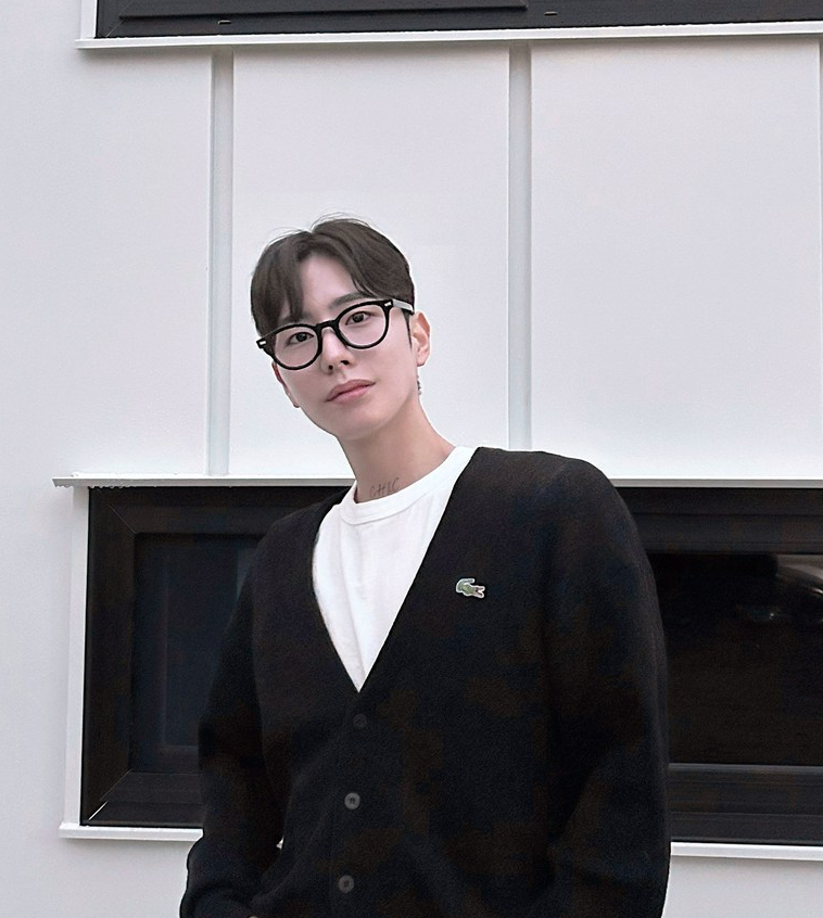 여름 패션에 포인트! 뿔테 안경 하나로 세련된 스타일 완성